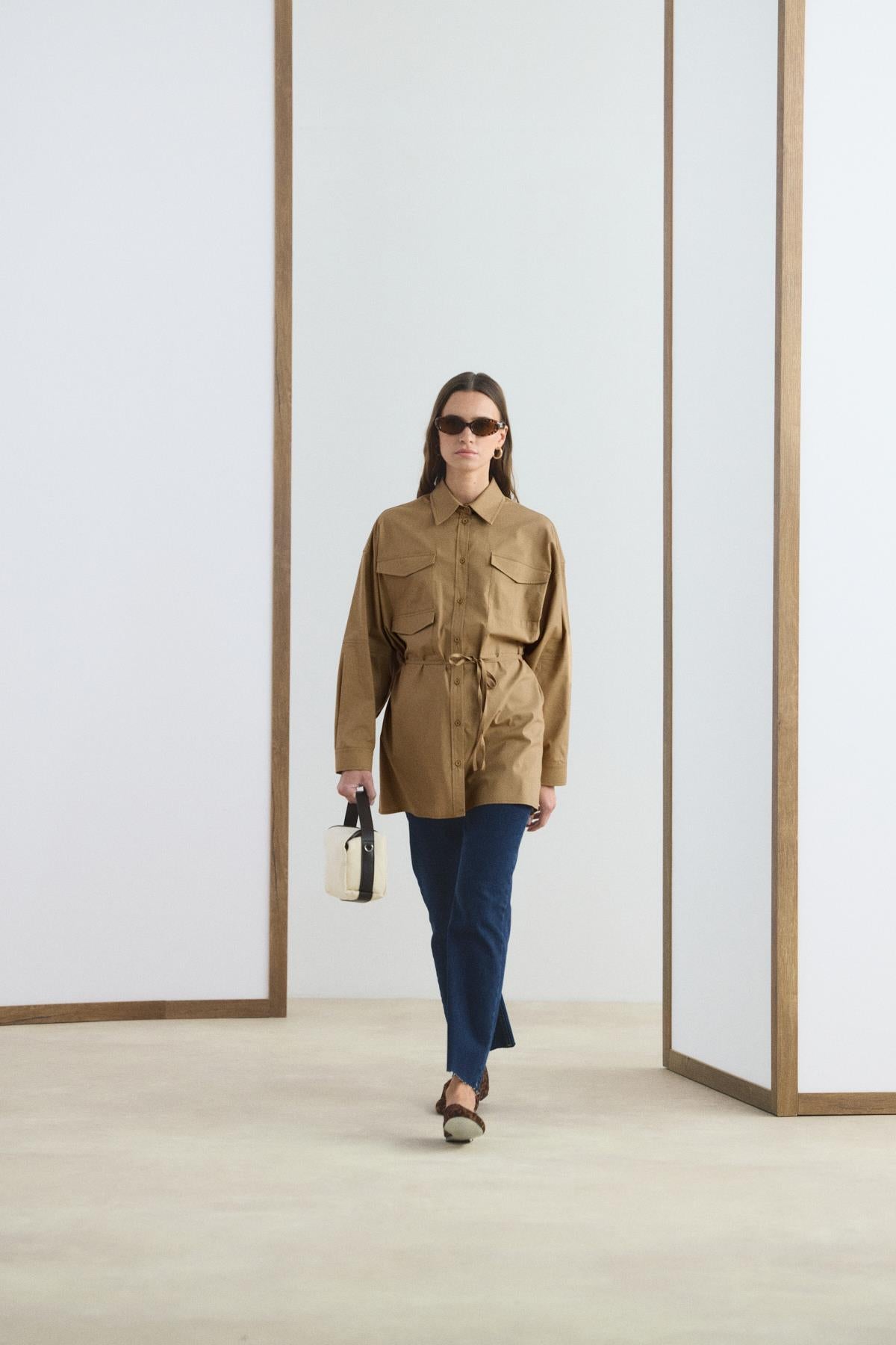 Camel renk oversize cepli biye garnili kemerli gömlek.
