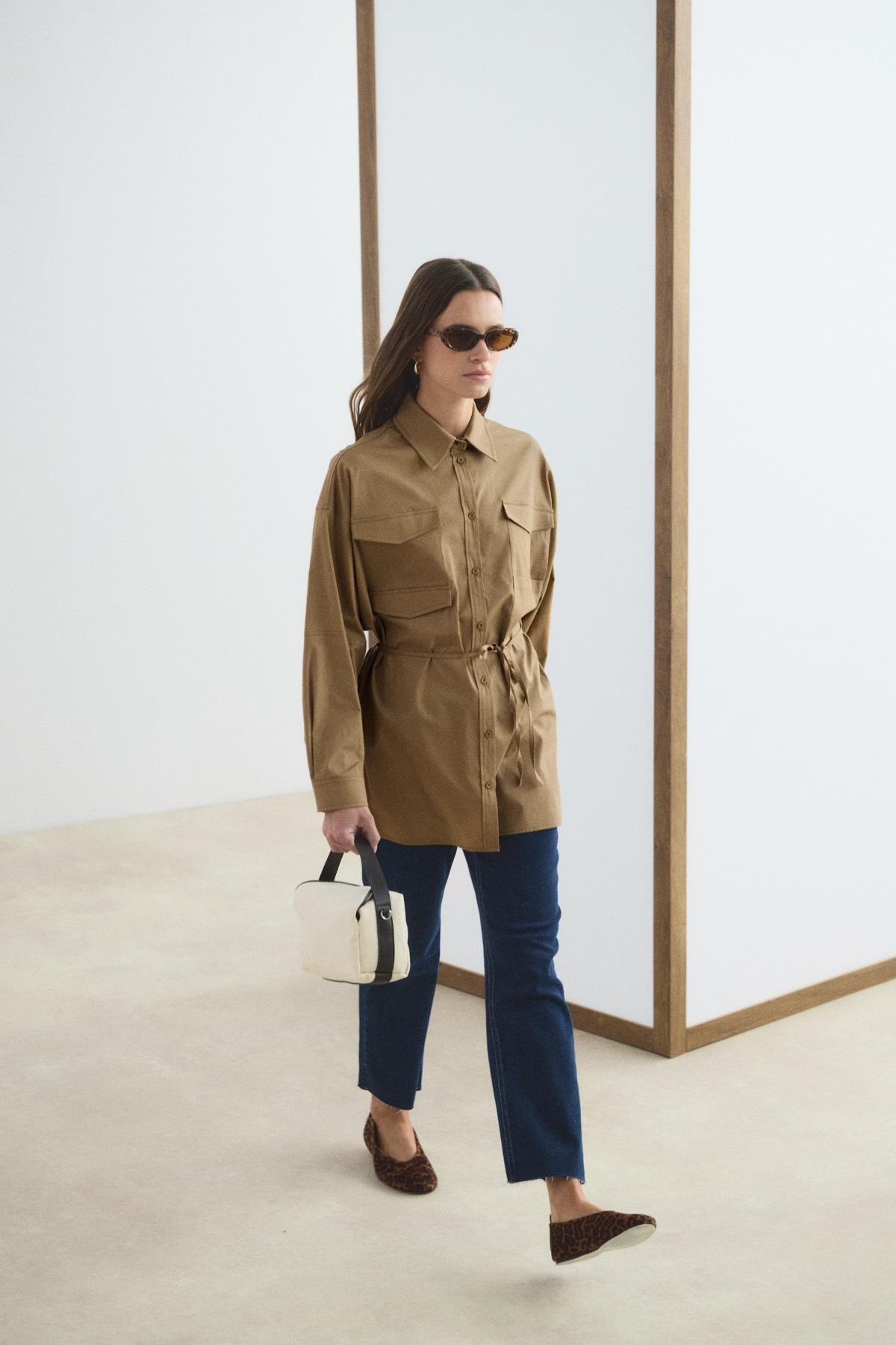 Camel renk oversize cepli biye garnili kemerli gömlek.