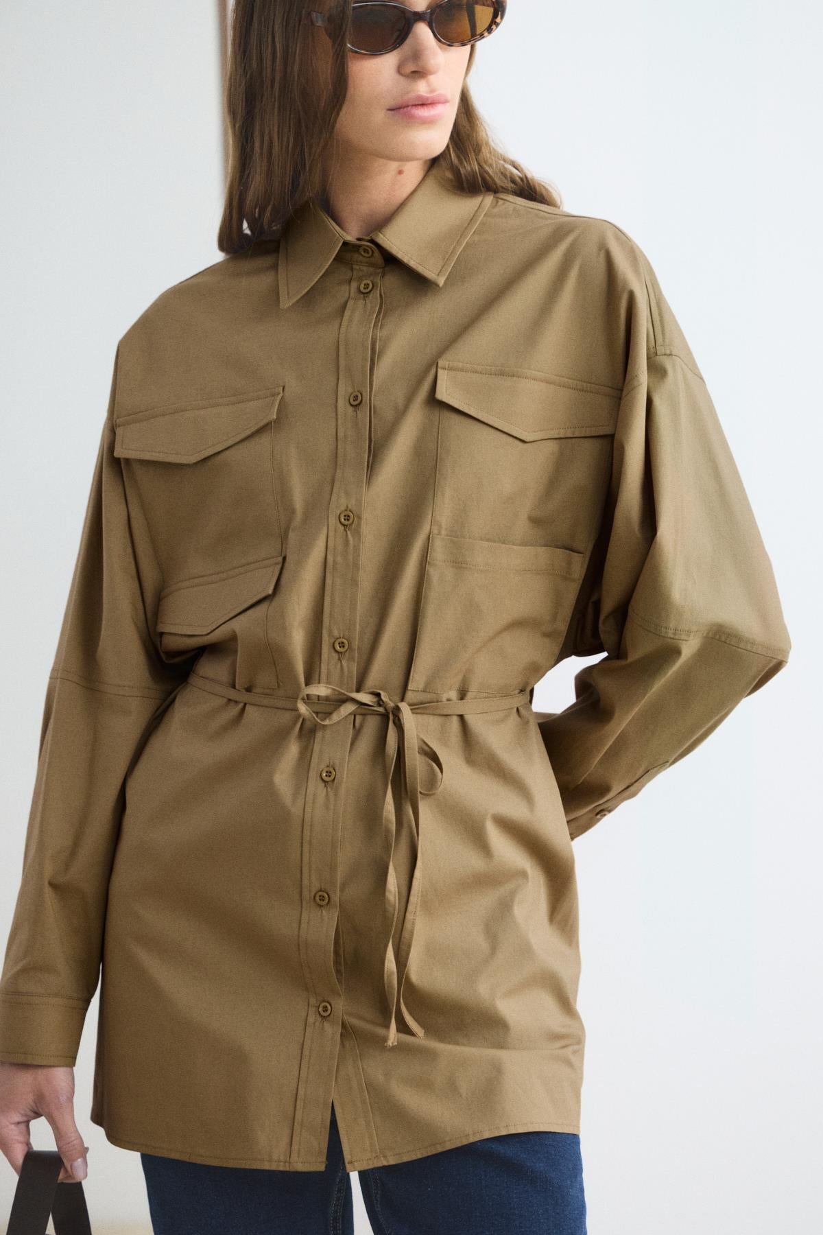 Geniş kesim cepli biye kemerli camel renk gömlek modeli.