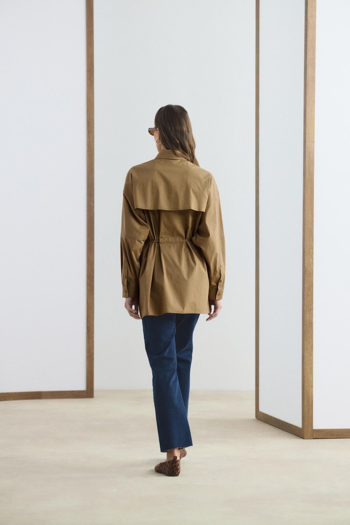 Camel renk cepli biye detaylı kemerli oversize gömlek.