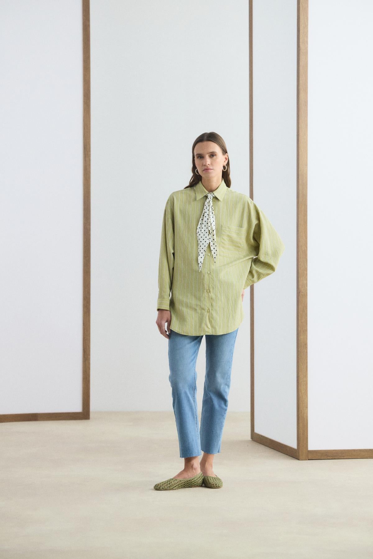 Olive renk salaş kalıp çizgili oversize gömlek modeli.