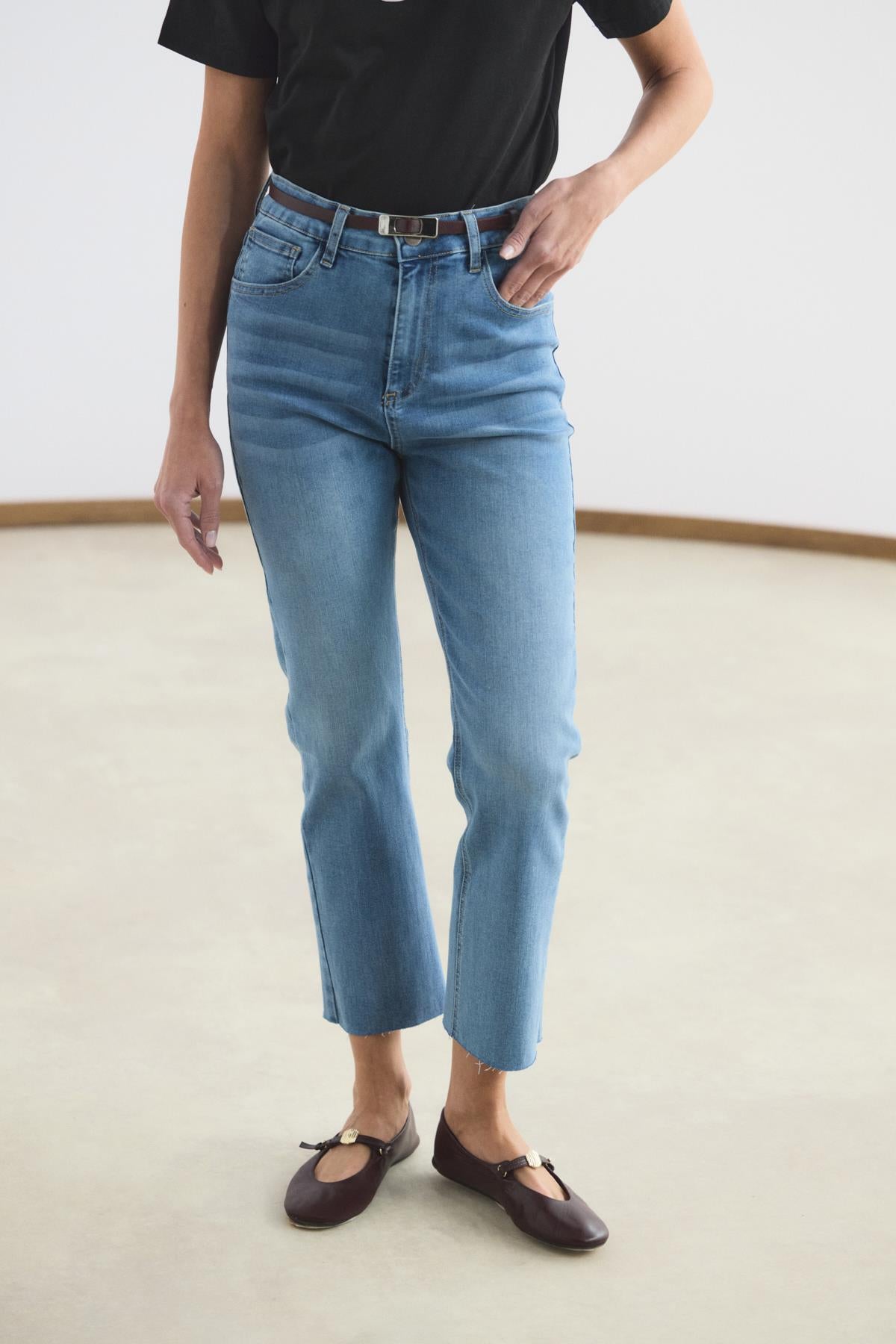 Koyu mavi renk kısa kesim çan paça yüksek bel denim pantolon.