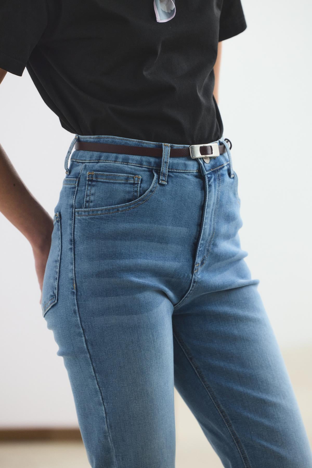 Koyu mavi renk yüksek bel kısa kesim çan paça kot pantolon.